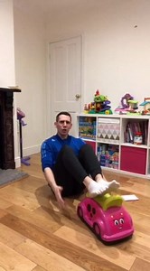 DIY AB ROLLER WORKOUT 🔥 Don’t be fooled by the pretty pink car, these exercises are seriously tough and perfect for anyone who hasn’t got access to fancy equipment at home. 1️⃣ Ab Roll Outs 2️⃣ Wobbly Push Ups 3️⃣ Ab Crunch with Leg Roll Out 4️⃣ Wobbly Mountain Climbers 5️⃣ Tricep Push Ups 6️⃣ V-Sit with Leg Roll Out Toy cars, mini scooters, shopping trolleys, office wheelie chairs, anything you can find will do the job. Give it a try today! TAG @fitwithfrank when you do too, I’d love to see yo