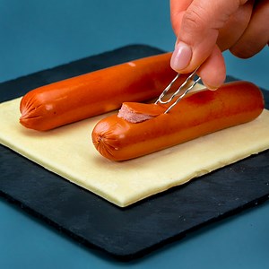 Apéro avec 1 clip ! L'apéro le plus savoureux à la pâte feuilletée et aux saucisses ! Ingrédients: pâte feuilletée - 600 g saucisses - 800 g fromage à pâte pressée - 100 g lard - 150 g oeuf - 1 pièce moutarde - 20 g ketchup - 20 g Taille du moule 42 X 34 cm AU FOUR À 180 °C/25 MIN | Savoureux.tv