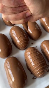 PISTACHIO KATAIFI CORNSTARCH COOKIES #food #recipe #cookies #ramadan #kataifu #pistachio #cornstarch #chocolate #eid #ramadan2025 FILLING 25 g unsalted butter 100 g kataifi 150 g pistachio paste 50 g unsalted pistachios COOKIE DOUGH 125 g unsalted butter 75 g powdered sugar 16 g vanilla sugar (2 packets) 1 medium egg 225 g cornstarch 75 g flour (all-purpose flour) 3 g baking powder COATING milk chocolate GARNISH milk chocolate (melted using a double boiler) pistachio paste pistachios Instruction