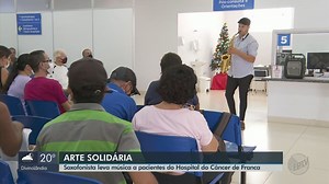 Saxofonista leva música a pacientes do Hospital do Câncer de Franca