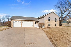 211 Eagle Ridge Rd, Muscatine, IA 52761 | MLS ID 26-17 - Ruhl&Ruhl Realtors