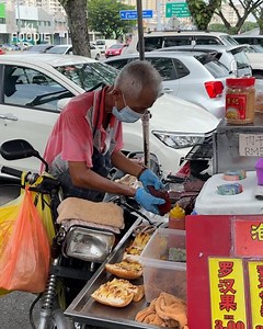 Charcoal Bak Kwa Bun | Foodie