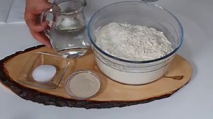 Bugün size özellikle ramazanda evde hazirlayabileceginiz tirnak pidesinin tarifini veriyorum, mutlaka deneyin. Gerekli malzemeler: 600 gram un ( 4 su bardagi yapiyor) 400 ml su ( 2 su bardagi yapiyor) 1 kasik tuz 1 paket kurumaya Bulamaci icin gerekli malzemeler: 3 yemek kasigi un 1 cay bardagi soguk su 1 su bardagi kaynar su Üzerine serpmek icin susam ve çörekotu #essen #backen #bakery | Aynurun yemek ve pasta tarifleri