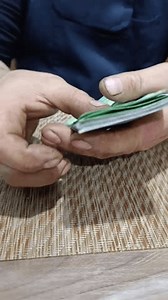 Les doigts manipulent délicatement les billets : vidéo de stock (100 % libre de droit) 3952150329 | Shutterstock