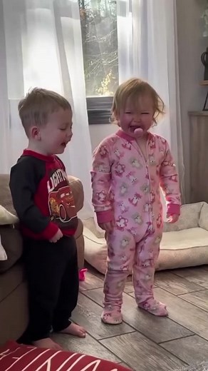 Funny Laughing Baby — Hilarious Baby Drinking Mamadeira