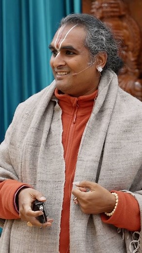 The puja ritual is about developing a transformative relationship between the soul and God. We are constantly picking up tendencies from the world, both positive and negative. In this video, Paramahamsa Vishwananda explains the importance of puja, a ritual encounter with the Divine. He explains that when we engage in puja, we purify ourselves of the tendencies we’ve picked up from the world. We encounter God in a form that our minds can comprehend. Through worship, we build a relationship with o