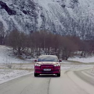 În al doilea episod al noii serii #Ford #MachEandMe, o urmărim pe Unni Furfjord, arhitect și proprietar de #MustangMachE, din Bodø, Norvegia. Descoperă cum natura o inspiră pe Unni în munca sa și de ce Mach-E-ul ei roșu a fost o opțiune determinată de design. Vrei să împărtășești și tu povestea ta cu Mach-E and Me? Scrie-ne în DM pe @fordnewseurope! | Ford Romania
