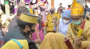 Mappadendang. Salah satu budaya khas tanah Bugis yang ditampilkan di rangkaian Pekan Budaya “Mappesona ri Tosora”, 13-14 November 2021. Di kegiatan yang dibuka Anggota DPR RI, Ibu Andi Yuliani Paris, di kompleks masjid tua Desa Tosora, sore tadi, Pemkab Wajo terus berkomitmen untuk menjaga dan melestarikan budaya dan seni tradisional Wajo. Termasuk kuliner, serta kerajinan khas daerah kita. Di tahun-tahun mendatang, kegiatan seperti ini harus digelar secara rutin, dan skalanya bisa ditingkatkan 