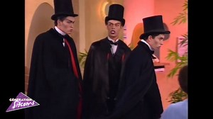 A l'occasion du bal masqué qui doit avoir lieu à la fac, les filles décident de confectionner des costumes d'anges pour les garçons. Mais Etienne et ses amis n'apprécient guère leur choix et finissent par refuser de les porter. Folles de rage, Cathy, Hélène et Johanna déchirent les déguisements. ► Abonne-toi à Génération Sitcoms : http://bit.ly/2huaQff ► Like la page officielle sur Facebook : http://bit.ly/2hYAHzy ► Follow-nous sur Twitter : http://bit.ly/2hWB7E4 | Hélène et les garçons