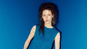 Hot Designer: Faustine Steinmetz, Mengolah Denim dengan Teknik Tenun