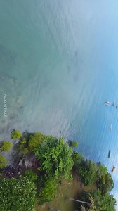 𝐀𝐭 𝐧𝐚𝐤𝐚𝐫𝐚𝐭𝐢𝐧𝐠 𝐧𝐚 𝐧𝐠𝐚 𝐤𝐚𝐦𝐢 𝐬𝐚 𝐃𝐨𝐧𝐏𝐢𝐜𝐚𝐬𝐨 𝐌𝐚𝐥𝐚𝐰𝐦𝐚𝐰𝐚𝐧 𝐒𝐚𝐧𝐝𝐬 𝐑𝐞𝐬𝐨𝐫𝐭 𝐝𝐢𝐭𝐨 𝐬𝐚 𝐁𝐫𝐠𝐲. 𝐌𝐚𝐜𝐚𝐥𝐚𝐲𝐚, 𝐂𝐚𝐬𝐭𝐢𝐥𝐥𝐚, 𝐒𝐨𝐫𝐬𝐨𝐠𝐨𝐧! 🌴🌊 Buti na lang huminto ang ulan kaya nakapagpalipad din kami ng drone—grabe, sobrang breathtaking ng view! 😍 Kitang-kita rin mula sa pangpang ang Malawmawan Island 🏝️, isang protected area kaya bawal puntahan, pero sapat na ang tanawin para mapamangha ka. 📸✨ #SorsogonAdventures #DonPicasoResort #Mal