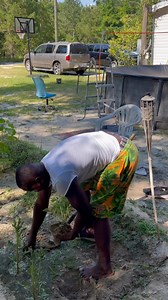 17 reactions | Pulling a harvest of potatoes out the ground in my garden. All glory be to Heavenly Father. Hallelujah ❤️勺❤️冀☝️ #fyp2025 #jesusteamall #AllGloryBeToGod | Edwin Covington | Facebook