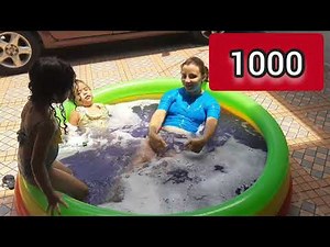 Laurinha Brincando na piscina colorida COLOQUEI SABÃO NA PISCINA E CORANTE OLHA O QUE ACONTECEU!!
