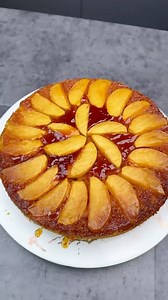 1.5M views · 25K reactions | карамелизированный яблочный пирог Яблоки 3-4 шт Сахар 1 ст Вода 0.5 ст Яйца 2 шт Мед 4 ст.л Раст.масло 5 ст.л Мука 1 ст Разрыхлитель 1 ч.л Корица 1 ч.л Выпекать 30 мин при 180С | Вкусно и Просто | Facebook