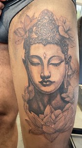 Etape #1 pour ce magnifique projet de jambe complète sur le thème boudhiste. Au programme, de la technique, du mandala, du réalisme et un peu de black work. Le tout saupoudré d’une bonne dose de souffrance ! On adore 﫶 | InKside - Poitiers | Facebook