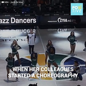 This NBA cheerleader went completely blank. For a moment, she thought that she had forgotten the choreography until her colleagues started walking away from her to leave her alone; and when she saw her boyfriend walking toward her, she realized that it was all a romantic plan. Subscribe to our YouTube channel: http://bit.ly/yt-positive | Positive