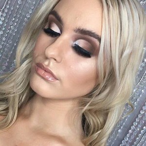 MAKEUP LESSONS —————————————- Learn how to master this look in a one to one makeup lesson. Either on yourself or on a model, Alicia will show you all the tricks and techniques on how to create this popular NUDE SOMKEY look 🖤 Master your own face lesson - £60 Learn one look on a model - £75 AVAILABILITY ———————————————— ✖️TUE 17th - 3pm ✖️WED 18th - 11am ✖️FRI 20th - 1pm | Alicia Mae Makeup & Lashes