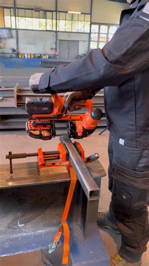 Notre scie à ruban ABAS 18-63 AS coupe de l'acier inoxydable sans...