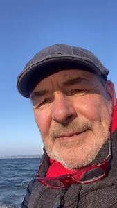 Un grand merci pour votre soutien, le live va sortir d’ici quelques semaines, hâte de le partager! Là on profite du soleil du soir et de la mer jolie! Pas de brume! @arsenal.tour @arfolkmusik | Red Cardell