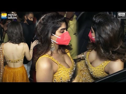 Gorgeous Khushi Kapoor & Shanaya Kapoor leaves from Rhea Kapoor-Karan Boolani's Wedding Function