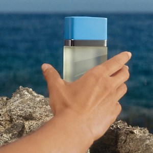 Deixe-se envolver pela essência única de Light Blue Eau de Toilette com Vittoria Ceretti. | Dolce & Gabbana