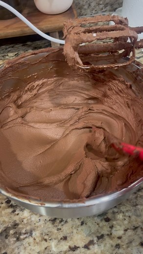 Chocolate Ganache Nice and Smooth 🍫🍫🍫🍫🍫🍫🍫🍫🍫🍫🍫🍫🍫🍫🍫🍫 #dessertsbymaribel #desserts #birthdaycake #sweets #cakes #murrieta #temecula #wildomar #corona #lakeelsinore #choclateganache #ganachefilling | Maribel Arellano