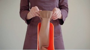 Une femme étire un bas de : vidéo de stock (100 % libre de droit) 3947420937 | Shutterstock