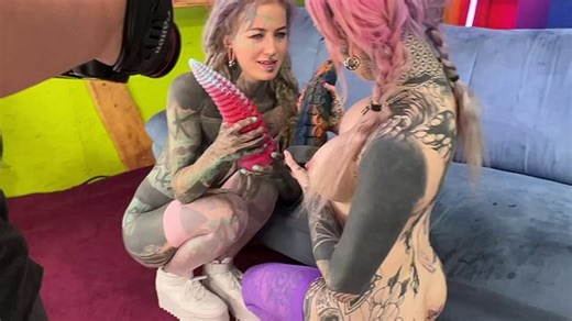 BTS Proxy Paige filmen twee alternatieven stretchten hun anaal met grote speeltjes