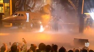 Anuel AA llegó en jet al escenario de Premio Lo Nuestro con sus bebecitas | ACTIVADERA