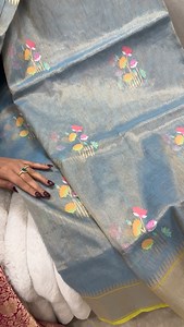 ✨💙 GREYISH BLUE POETRY — SILK TISSUE WITH MEENAKARI BLOOMS 💙✨ 🥰 Soft, graceful, and quietly luxurious — this Greyish Blue Iktara Silk Tissue Saree is a beautiful harmony of subtle tones and intricate craftsmanship. The soothing greyish-blue base is brought alive with delicate multicolour meenakari floral motifs, adding gentle pops of colour that feel elegant yet playful. The saree is finished with a classic Paithani-inspired border highlighted with golden zari, giving it a refined traditional