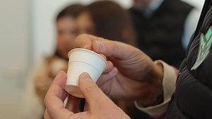 Today more than ever, protecting biodiversity is a priority for our planet. In collaboration with Apicolturaurbana.it, we protect approximately 180,000 bees in the three beehives installed in the green areas around our company. This initiative is an integral part of our #Macron4ThePlanet project, which represents our commitment to greater environmental sustainability. Recently, we opened the doors of our Campus to family and friends, offering them the opportunity to participate in workshops orga