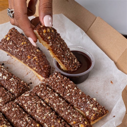 Nuestros Chocolate Dunkers son la mejor elección para completar tu antojo  Deliciosos palitos recién horneados cubiertos con chocolate blanco y milk chocolate, servidos con un rico syrup de chocolate.襤襤 ¡Pídelos ahora! 809.620.2020 {Call Center & WhatsApp} #PizzaHutRD | Pizza Hut | Facebook