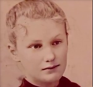 Caroline-Elisabeth-Marguerite-Marie du Coëtlosquet est née le 2 avril 1875 à Nancy, en France, et elle a vécu à Rambervillers. Elle était la seule enfant et l'héritière du vicomte Maurice du Coëtlosquet, le propriétaire du Château de Mercy . Comme son père, Caroline était profondément engagée dans les œuvres de bienfaisance et a contribué de manière significative à diverses causes tout au long de sa vie. Elle a financé la construction de la chapelle du Grand Séminaire de Metz et d'une grande par