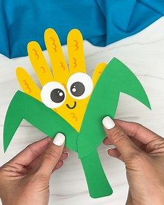 Love this Thanksgiving handprint craft! | Simple Everyday Mom
