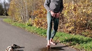 Piss on pretty feets!