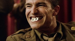 William "Wild Bill" Guarnere foi um sargento paraquedista do Exército dos Estados Unidos que se tornou mundialmente conhecido após ser interpretador pelo ator Frank John Hughes na minissérie da HBO Band of Brothers. Ele serviu na lendária Companhia Easy do 506º Regimento de Infantaria Paraquedista, parte da 101ª Divisão Aerotransportada. . . . Assista GRATUITAMENTE acessando o link na BIO | WarFlix