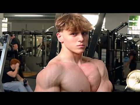 18-Year-Old young Bodybuilder Flexing Muscles – Incredible Physique!