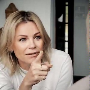 Maquillage | Les ESSENTIELS de Caroline https://www.carolineneron.com/collections/femme-maquillage Caroline : J’suis vraiment fière…ça ne bouge pas!🤩😜 @joevedupuis j’espère que tu as apprécié ma grande écoute! 👂🤪 Caroline Néron x Artist | Caroline Neron