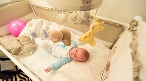 Baby Lying His Cot Playing Crib 库存影片视频（100% 免版税）20416078 | Shutterstock