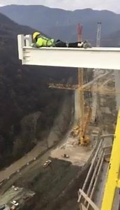 SKANDALOZE! Punëtori i "Bechtel&Enka" detyrohet të zgjedhë ndërmjet vendit të punës apo rrezikimit të jetës. 😱 Ja se në çfarë lartësie punohet pa masa mbrojtëse! #shpërndaje | Gazeta Flash24
