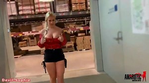 Devil-Sophie: zware openbare pijpbeurt in de meubelwinkel