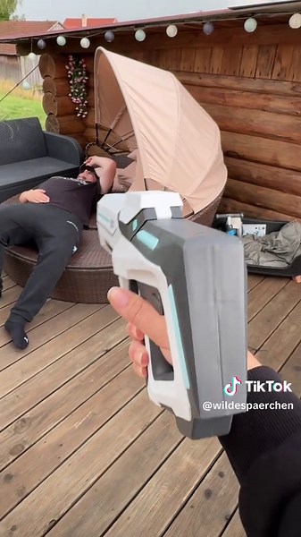 Reaktionen auf Gewitter: Männer und Waterguns