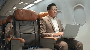 Voyageur d'affaires tirant sur les stores : vidéo de stock (100 % libre de droit) 3510162413 | Shutterstock