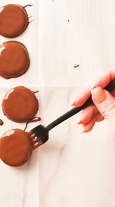 Semi-Homemade Thin Mint Cookies are a quick, easy treat that tastes just as delicious as the Girl Scout originals. Recipe here in the first COMMENT ⬇️ | Easy Family Recipes by Walking on Sunshine Blog | Facebook