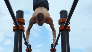 Un homme maigre et musclé s'entraîne : vidéo de stock (100 % libre de droit) 1012716188 | Shutterstock
