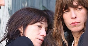 Diaporama : Obsèques de Jane Birkin : ce message très symbolique inscrit sur une couronne de fleurs sur les marches de l'église
