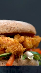 Kdo řekl, že křupavé stripsy Holly Powder jsou jen „kuře v kyblíku“? Změňte své menu, ne základ! Se stejnými dokonale křupavými kousky kuřete můžete vytvořit: 🍔 Signature kuřecí burgery s vlastní omáčkou, 🌯 Tex-Mex wrapy a tortilly, 🥗 Čerstvé saláty, které se opravdu prodávají, 🍗 Barové snacky, pro které se hosté rádi vracejí. S Holly Powder si vybudujete menu, které přitahuje zákazníky, zvyšuje marže a zaručuje konzistentní chuť pokaždé. ➡️ Vyberte si univerzálnost, která se vyplácí. Objedn