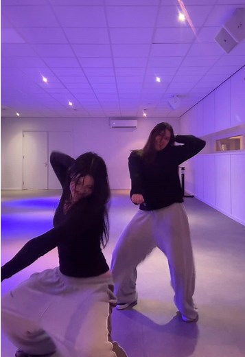 had to hop on the trend 😋 dc: @James #foryoupage #dance #trend #fyp