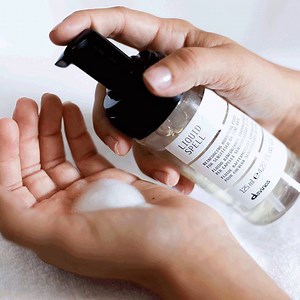 Ontdek Liquid Spell! 🪄 Het is een verstevigende vloeistof die de kwaliteit van de haarvezel zichtbaar transformeert. 🪄 De vloeibare formule verandert in een zachte mousse en maakt het haar gezonder, zijdezacht en natuurlijk glanzend. Ga naar https://bit.ly/3QCLXzw voor meer info over deze topper. #davines #sustainablebeauty #liquidspell #haircare | Davines