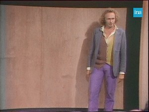 FILM MYSTÈRE. Pierre Richard a décidément de fins talents de mime. On retient souvent sa performance dans "Le grand blond". Saurez-vous reconnaître le film qu’il imite ici avec brio ? | INA